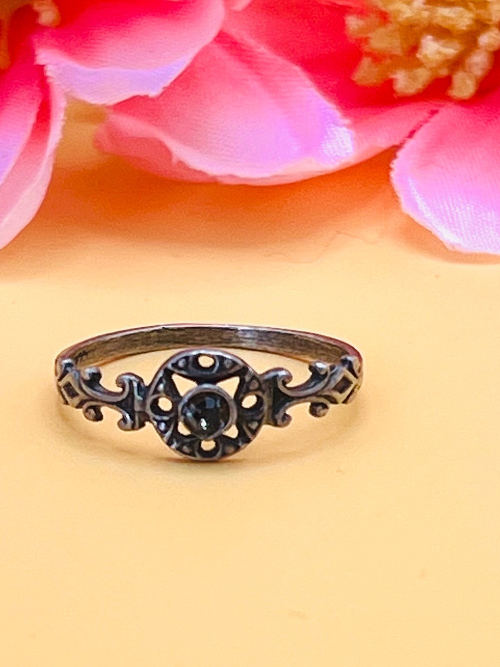 Vintage art deco Silver Ring with a tiny clear CZ size 8